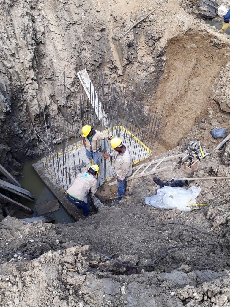 Trabajadores armando una estructura en concreto para acueducto