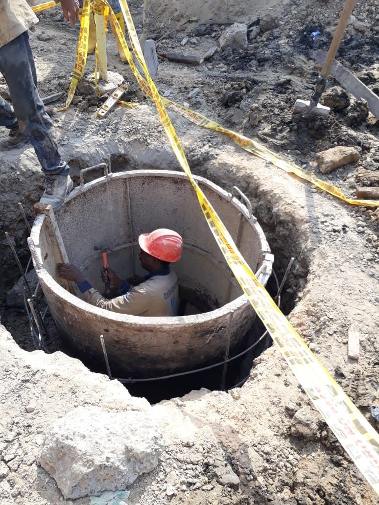 Trabajador dentro de un pozo de inspección de una red de acueducto