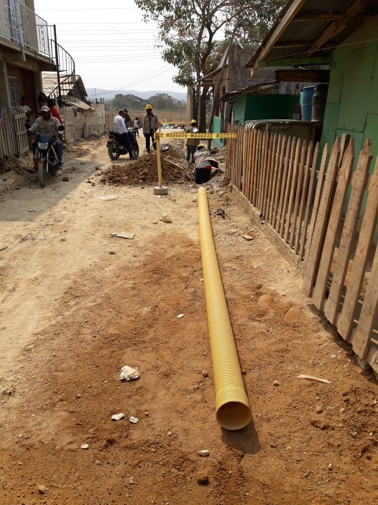 Tubería de acueducto instalada junto a una vía