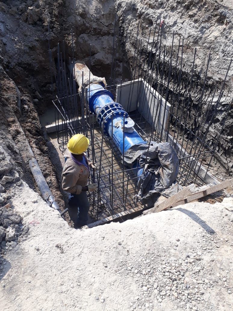 Instalación de válvula en tubería dentro de una estructura de acueducto