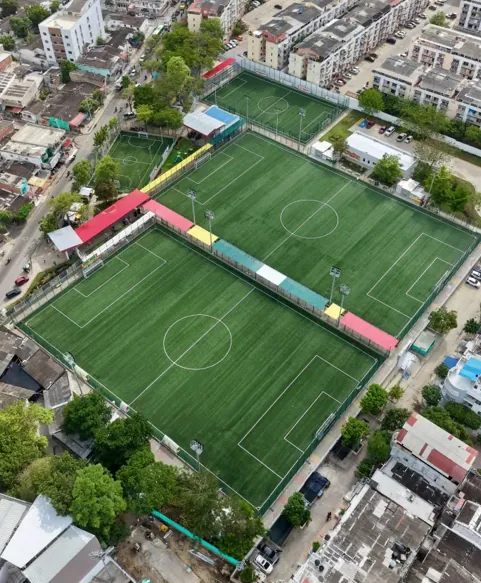 Vista aérea de canchas sintéticas de fútbol construidas por CMAA S.A.S.