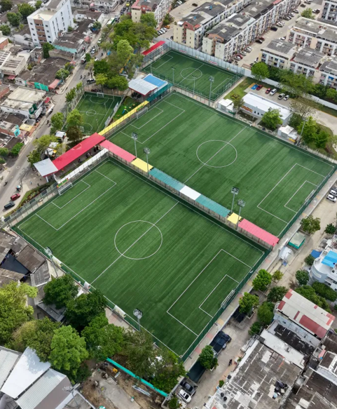 Vista aérea de canchas sintéticas de fútbol construidas por CMAA S.A.S.