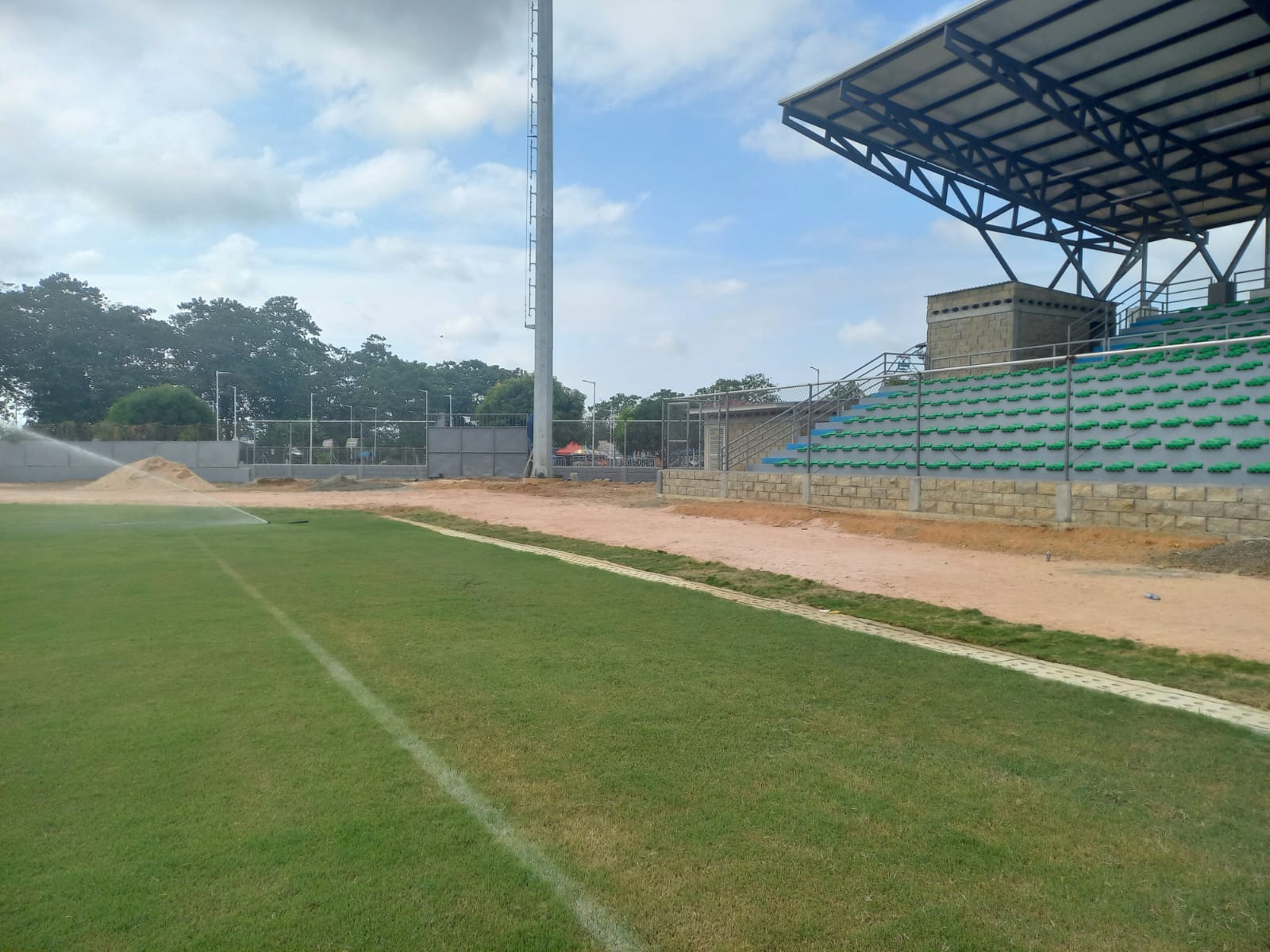 Graderías cubiertas de un escenario deportivo en construcción