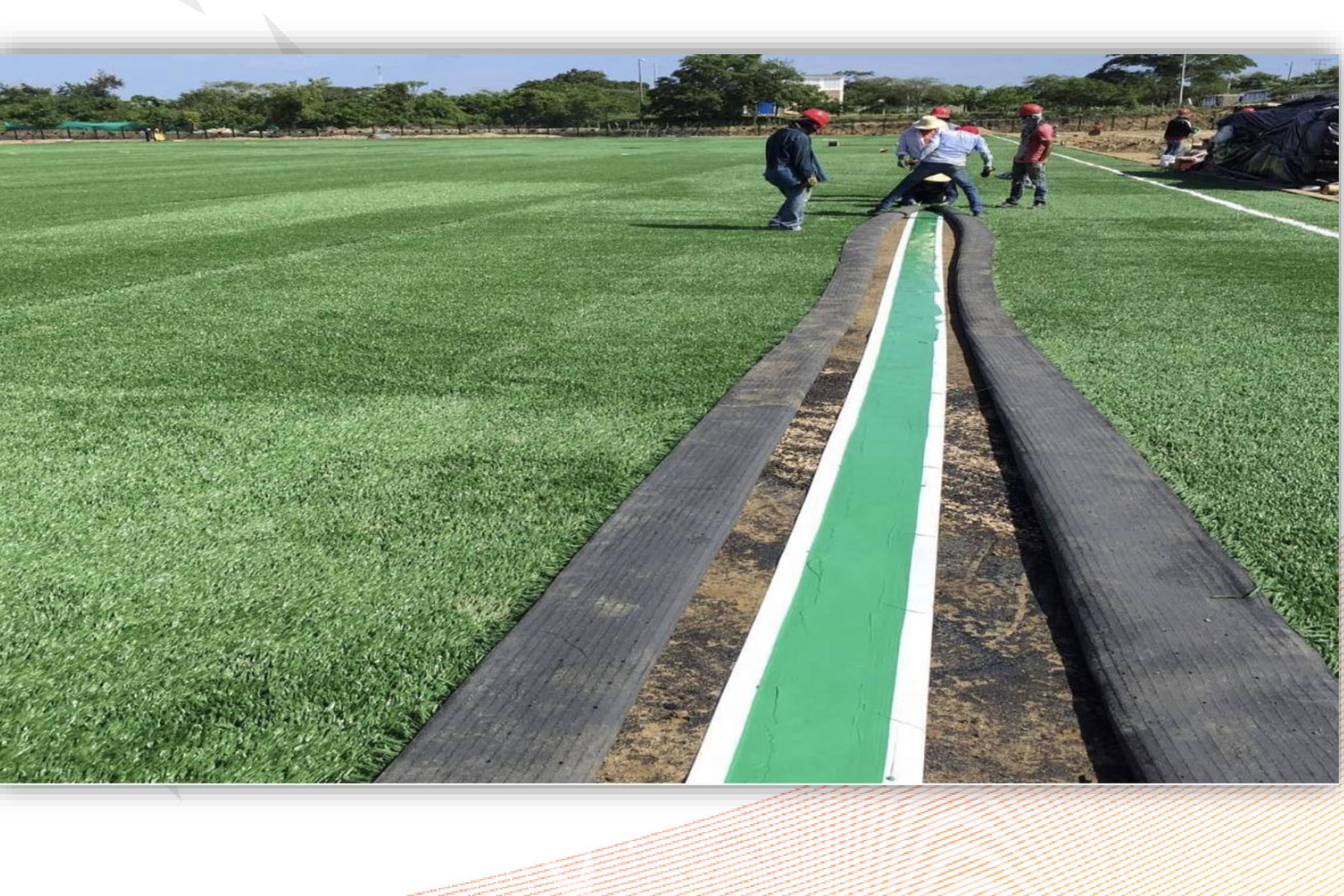 Instalación de grama sintética en un escenario deportivo