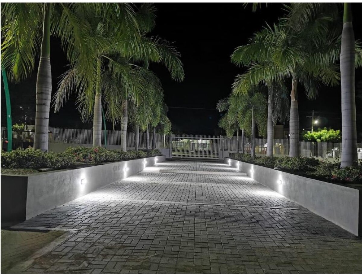 Andén de acceso con iluminación en un proyecto ejecutado por CMAA S.A.S.