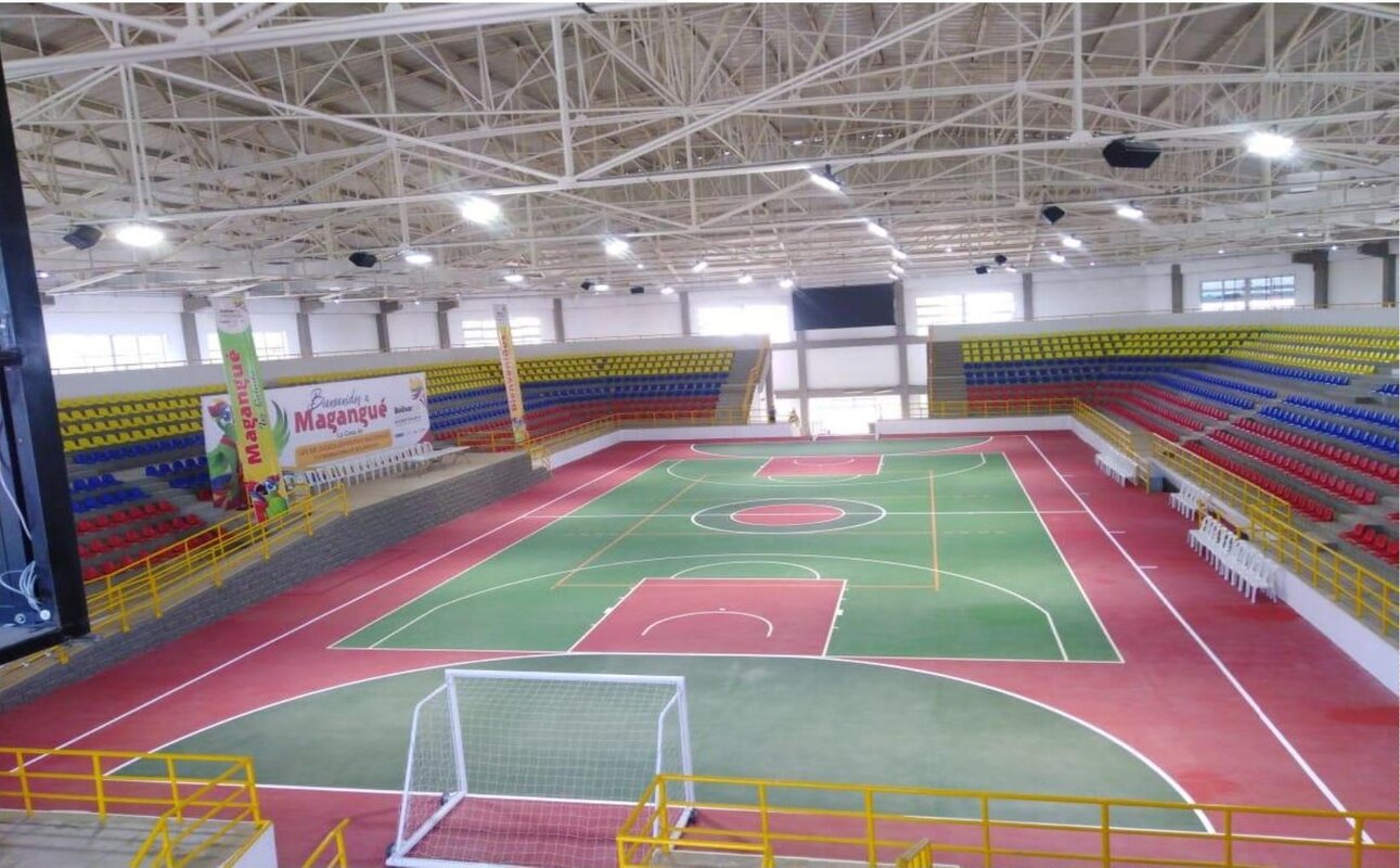 Cancha de softbol dentro del Coliseo de Magangué con graderías de colores
