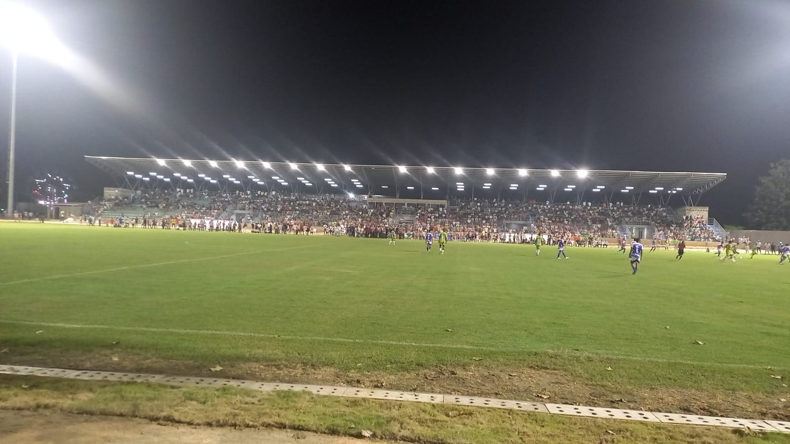 Estadio de Montelíbano iluminado durante un partido nocturno