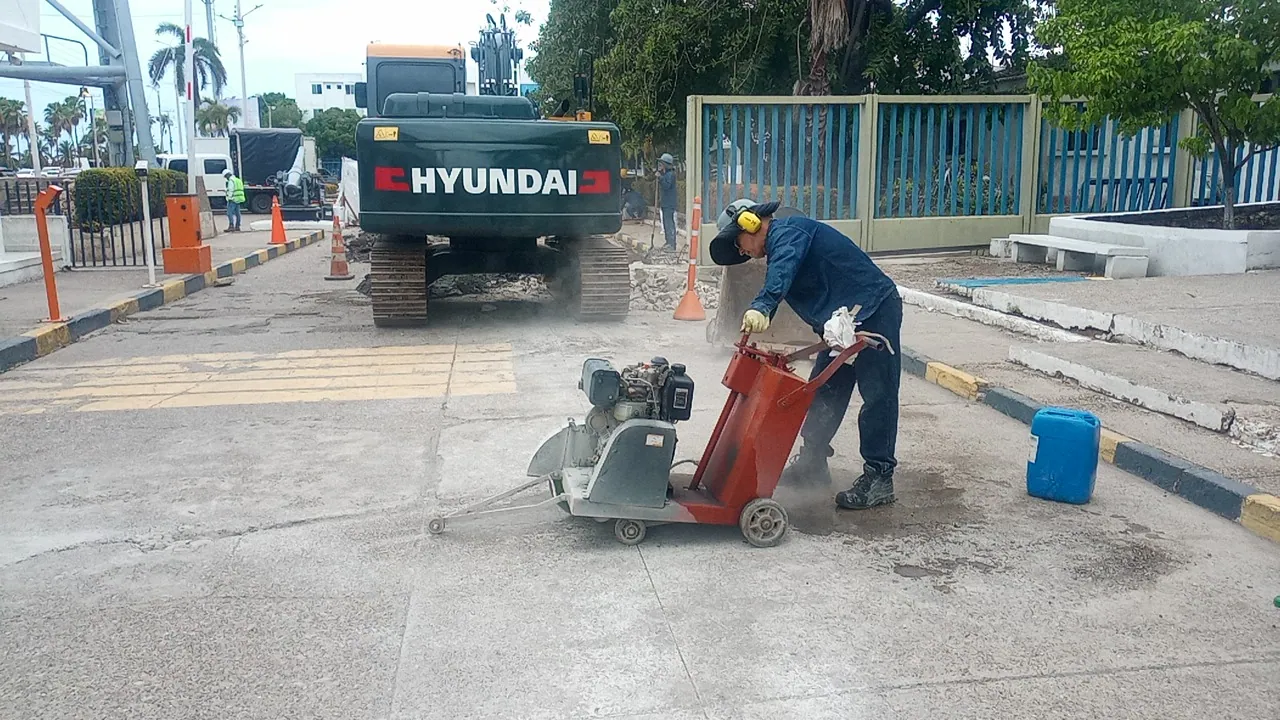 Corte de pavimento con maquinaria en una obra vial
