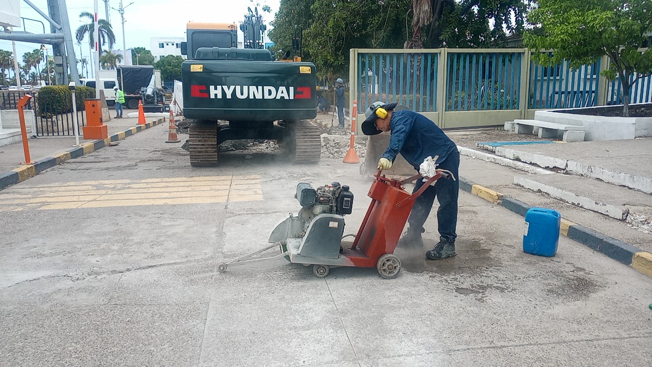 Corte de pavimento con maquinaria en una obra vial