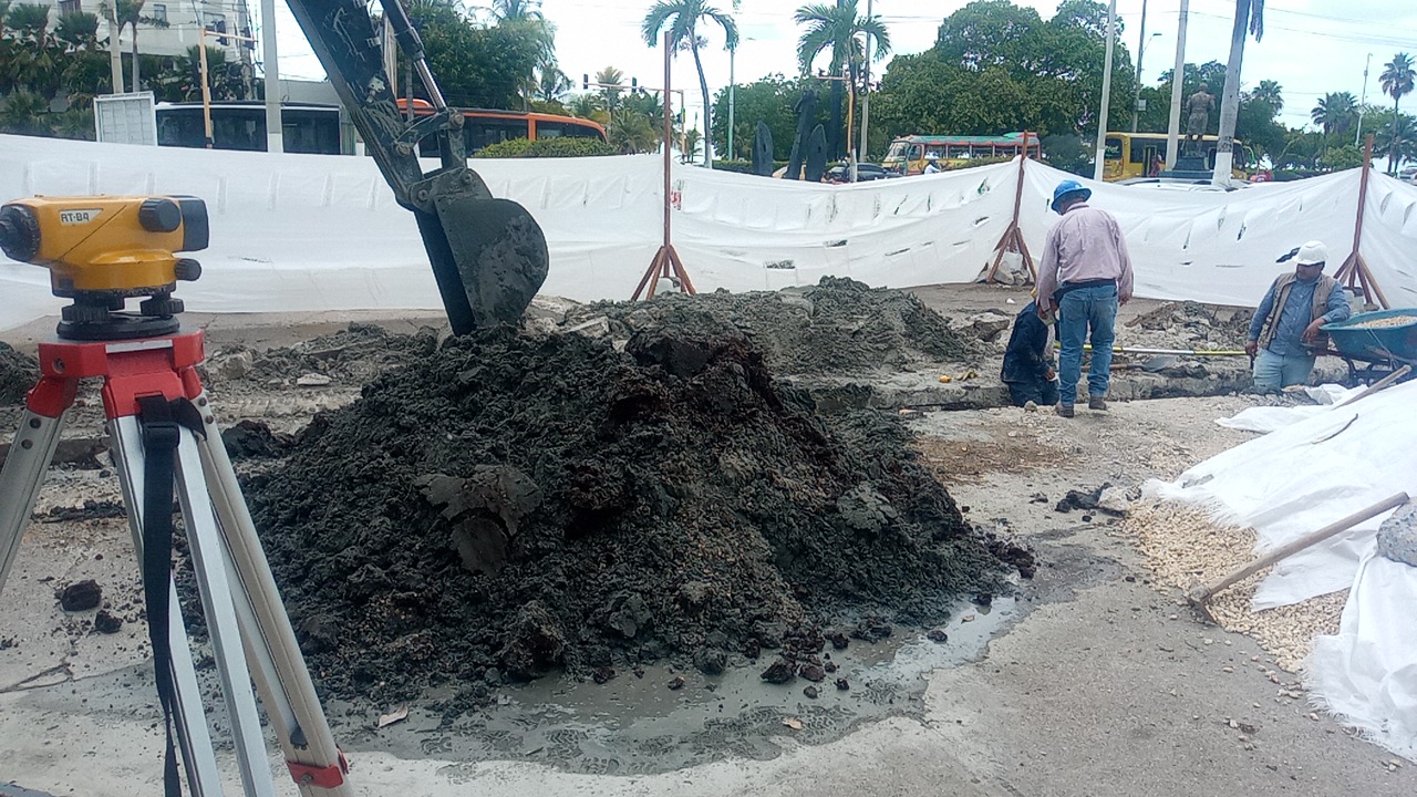 Excavación y disposición de material en una obra vial en Cartagena