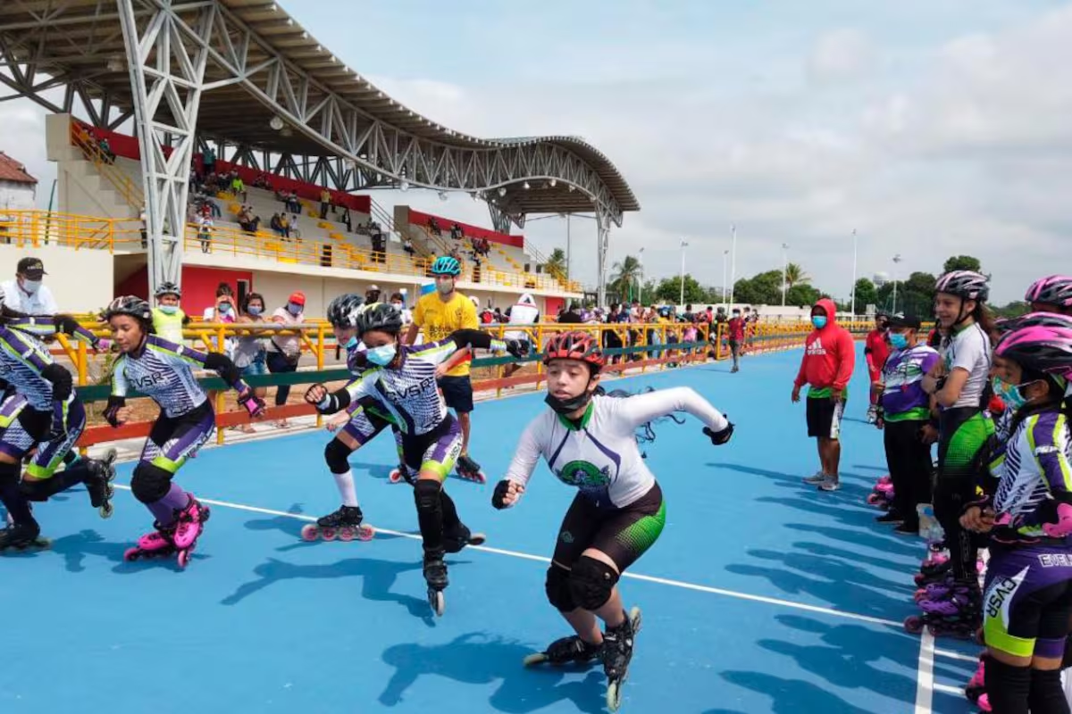 Patinadores compitiendo en el patinódromo construido por el Consorcio Complejo Deportivo