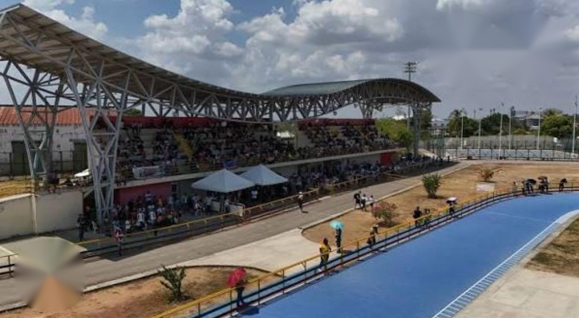 Público en las graderías del patinódromo junto a la pista de patinaje