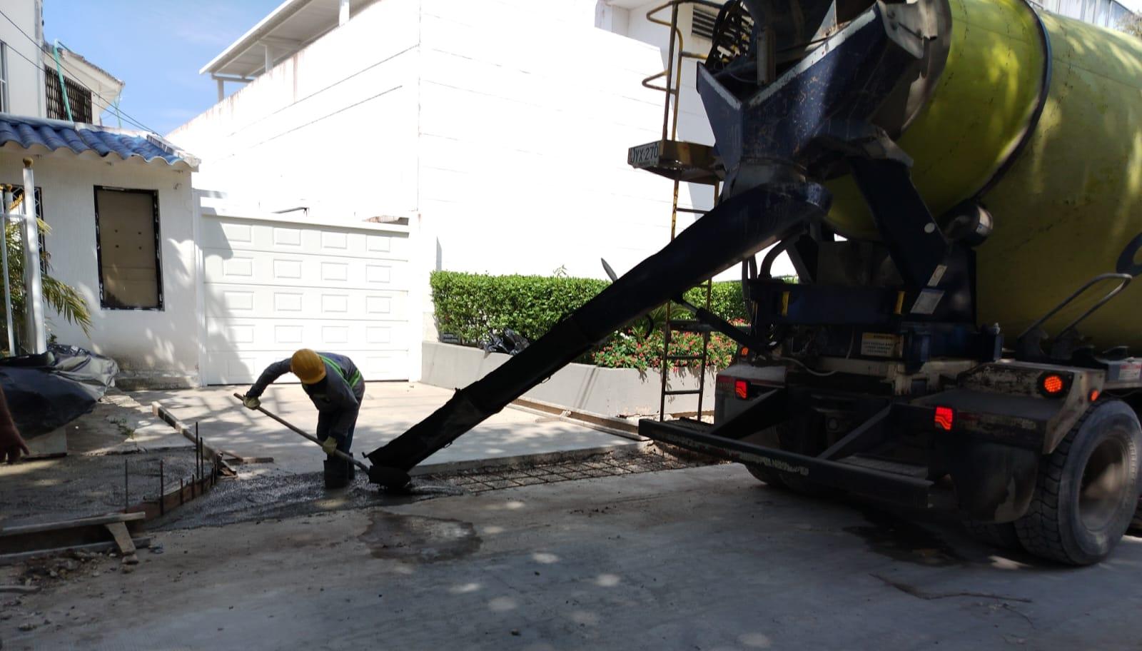 Vaciado de concreto para pavimento con mixer en una obra vial