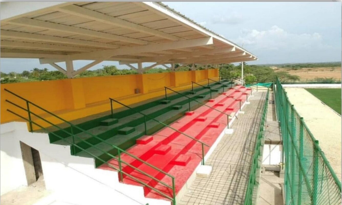 Graderías cubiertas del estadio de Soplaviento junto a la cancha