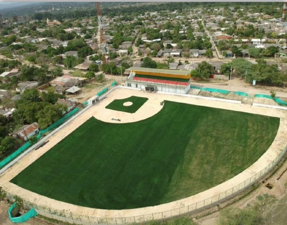 Vista aérea del campo deportivo de Soplaviento con graderías y cancha en grama sintética