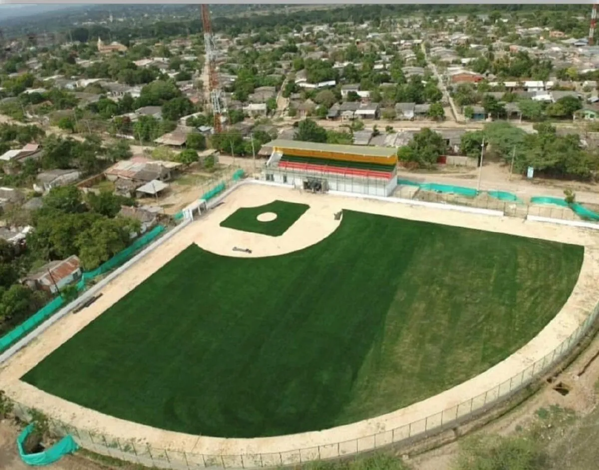 Vista aérea del campo deportivo de Soplaviento con graderías y cancha en grama sintética